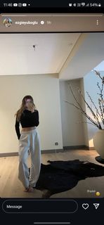 Ezgi Eyüboglu feet photo thumbnail