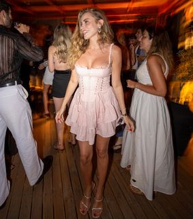 Ezgi Eyüboglu feet photo thumbnail