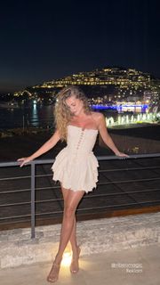 Ezgi Eyüboglu feet photo thumbnail