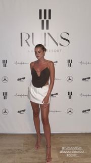 Ezgi Eyüboglu feet photo thumbnail