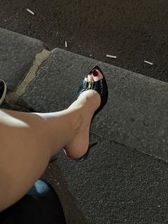 Ezgi Eyüboglu feet photo 7
