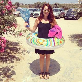 Ezgi Mola feet photo 10