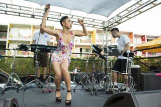 FKA twigs feet photo thumbnail