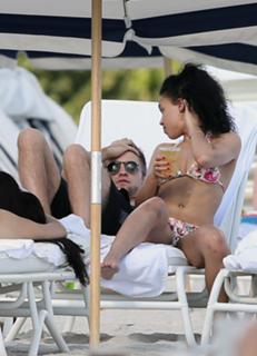 FKA twigs feet photo thumbnail