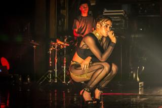 FKA twigs feet photo thumbnail