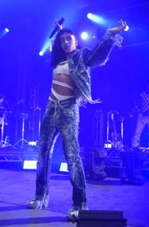 FKA twigs feet photo thumbnail