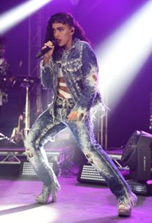 FKA twigs feet photo thumbnail