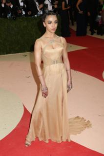 FKA twigs feet photo thumbnail