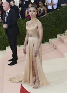 FKA twigs feet photo thumbnail