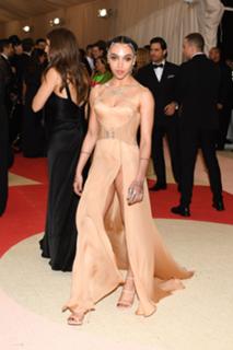 FKA twigs feet photo thumbnail
