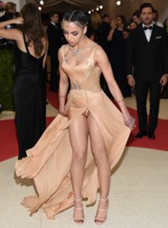 FKA twigs feet photo thumbnail