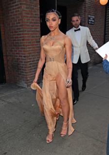 FKA twigs feet photo thumbnail