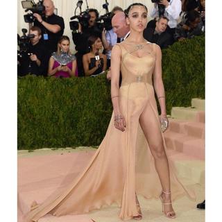 FKA twigs feet photo thumbnail