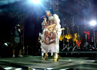 FKA twigs feet photo thumbnail