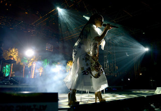 FKA twigs feet photo thumbnail