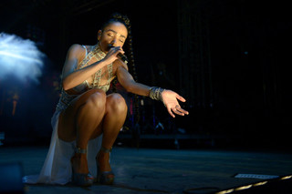 FKA twigs feet photo thumbnail