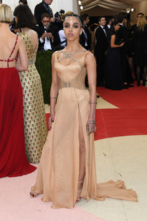 FKA twigs feet photo thumbnail