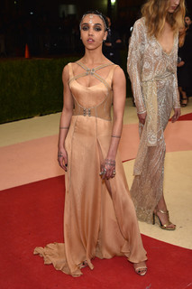 FKA twigs feet photo thumbnail