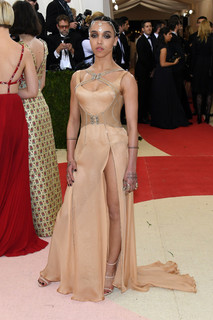 FKA twigs feet photo thumbnail