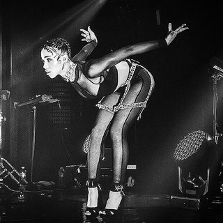 FKA twigs feet photo thumbnail