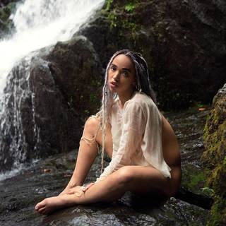 FKA twigs feet photo thumbnail