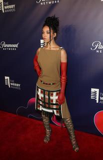 FKA twigs feet photo thumbnail