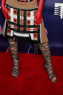 FKA twigs feet photo thumbnail