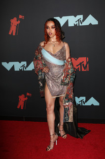 FKA twigs feet photo thumbnail