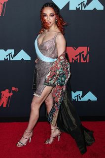 FKA twigs feet photo thumbnail