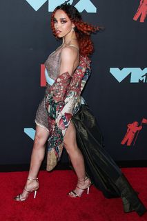 FKA twigs feet photo thumbnail