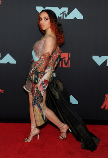 FKA twigs feet photo thumbnail