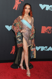 FKA twigs feet photo thumbnail