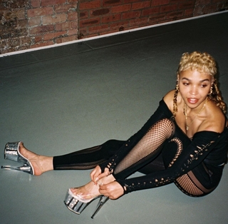 FKA twigs feet photo thumbnail