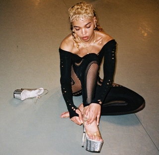 FKA twigs feet photo thumbnail