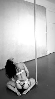 FKA twigs feet photo thumbnail