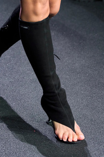 FKA twigs feet photo thumbnail