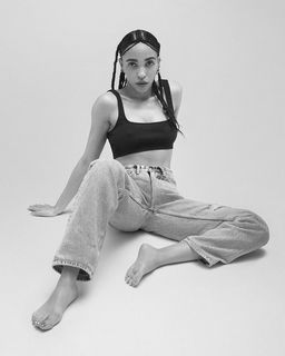 FKA twigs feet photo thumbnail
