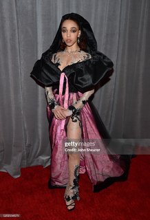 FKA twigs feet photo thumbnail