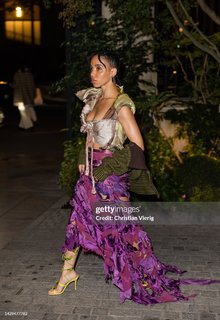 FKA twigs feet photo thumbnail