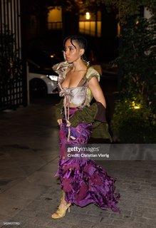 FKA twigs feet photo thumbnail