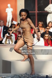 FKA twigs feet photo thumbnail