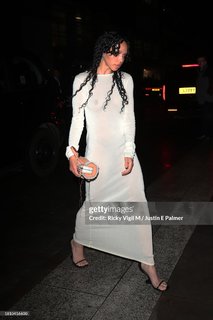 FKA twigs feet photo thumbnail