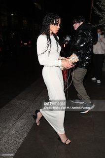 FKA twigs feet photo thumbnail