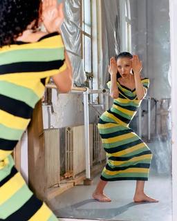 FKA twigs feet photo thumbnail