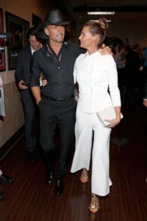 Faith Hill feet photo thumbnail