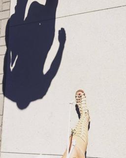 Faith Hill feet photo thumbnail