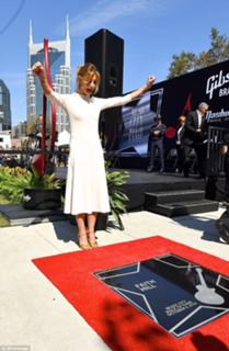 Faith Hill feet photo thumbnail