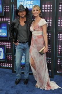 Faith Hill feet photo thumbnail
