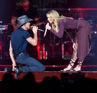 Faith Hill feet photo thumbnail