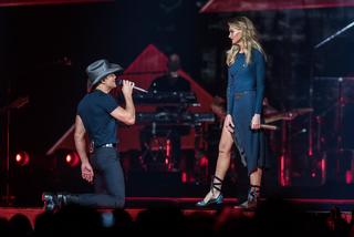 Faith Hill feet photo thumbnail